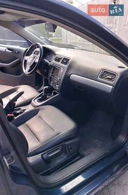 Седан Volkswagen Jetta 2013 в 