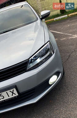 Седан Volkswagen Jetta 2012 в 
