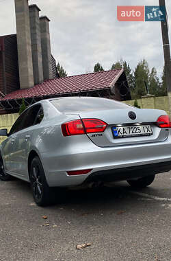 Седан Volkswagen Jetta 2012 в 