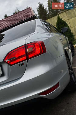 Седан Volkswagen Jetta 2012 в 