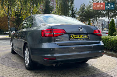 Седан Volkswagen Jetta 2015 в 
