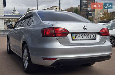 Седан Volkswagen Jetta 2012 в 