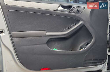 Седан Volkswagen Jetta 2012 в 