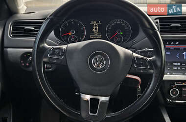 Седан Volkswagen Jetta 2012 в 