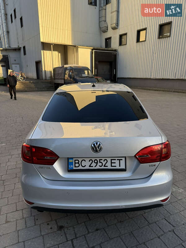 Седан Volkswagen Jetta 2012 в Львове