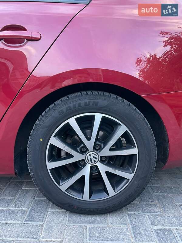 Седан Volkswagen Jetta 2015 в Немирові