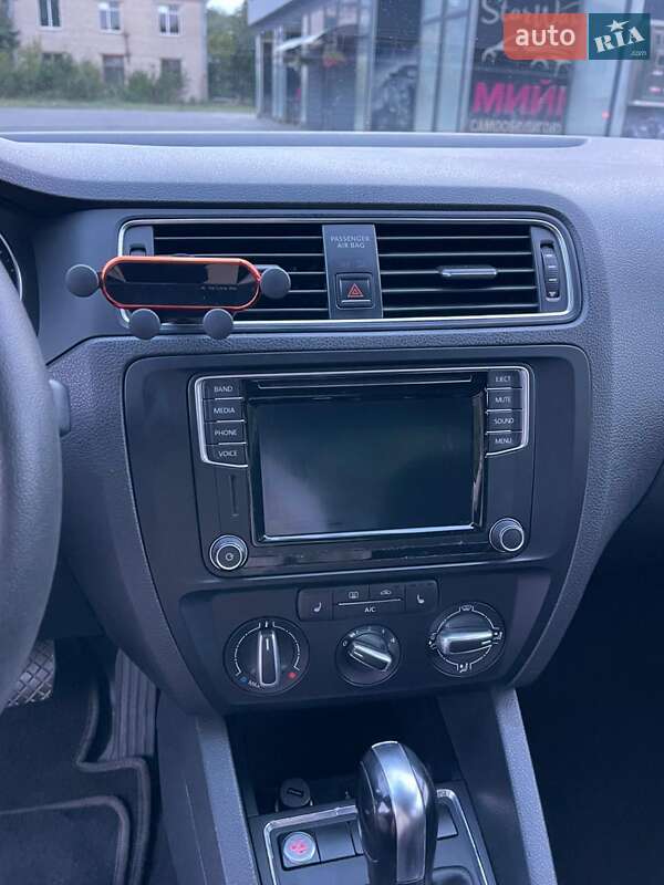 Седан Volkswagen Jetta 2015 в Немирові