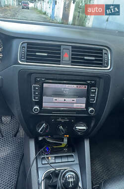 Седан Volkswagen Jetta 2012 в 