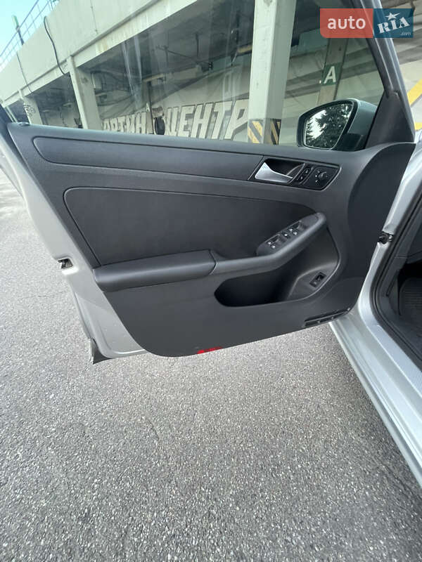 Седан Volkswagen Jetta 2013 в Киеве