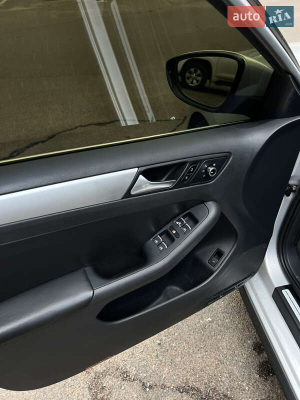 Седан Volkswagen Jetta 2012 в Одесі