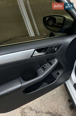 Седан Volkswagen Jetta 2012 в 