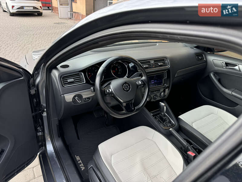Седан Volkswagen Jetta 2016 в Ужгороде