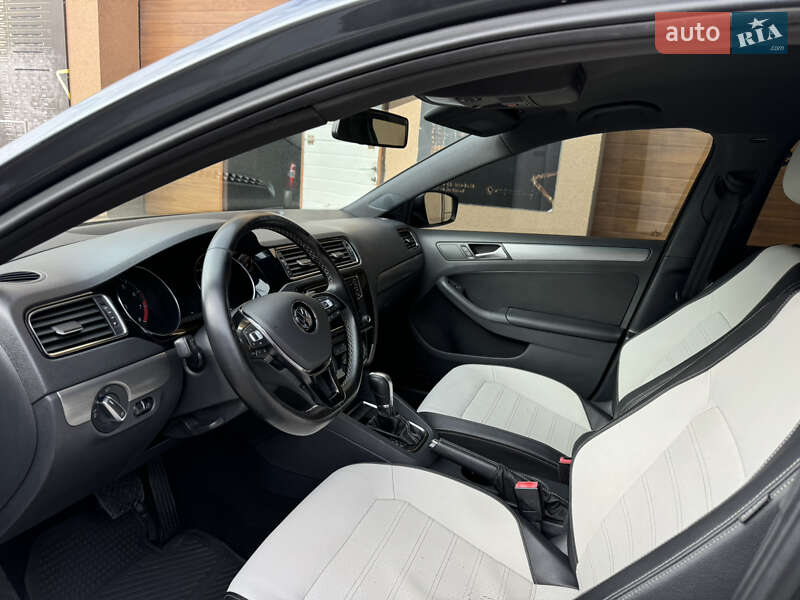Седан Volkswagen Jetta 2016 в Ужгороде