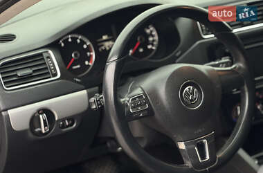 Седан Volkswagen Jetta 2013 в 
