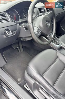 Седан Volkswagen Jetta 2012 в 