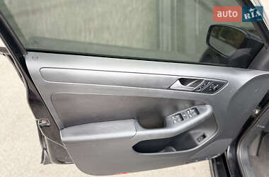 Седан Volkswagen Jetta 2012 в 