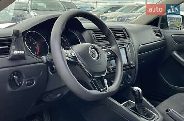 Седан Volkswagen Jetta 2016 в 
