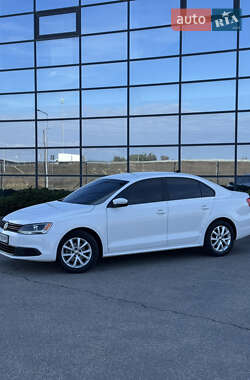 Седан Volkswagen Jetta 2013 в  фото 3 Седан Volkswagen Jetta 2013 в