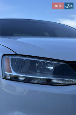 Седан Volkswagen Jetta 2013 в  фото 11 Седан Volkswagen Jetta 2013 в