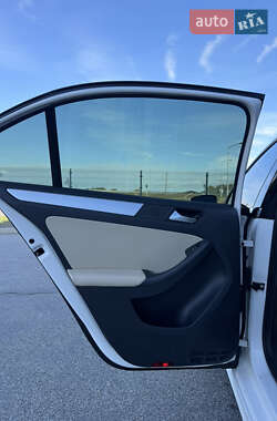 Седан Volkswagen Jetta 2013 в  фото 24 Седан Volkswagen Jetta 2013 в