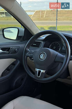 Седан Volkswagen Jetta 2013 в  фото 30 Седан Volkswagen Jetta 2013 в