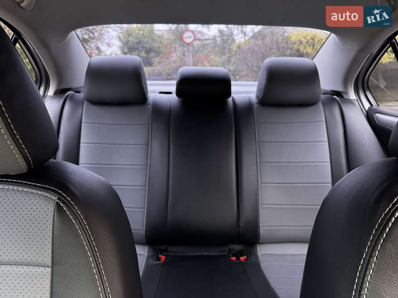 Седан Volkswagen Jetta 2016 в Києві