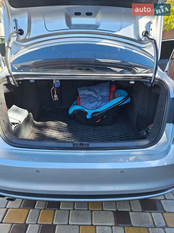 Седан Volkswagen Jetta 2015 в Ізмаїлі