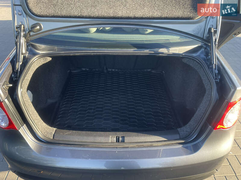 Седан Volkswagen Jetta 2005 в Хмельницькому фото 21 Седан Volkswagen Jetta 2005 в Хмельницькому