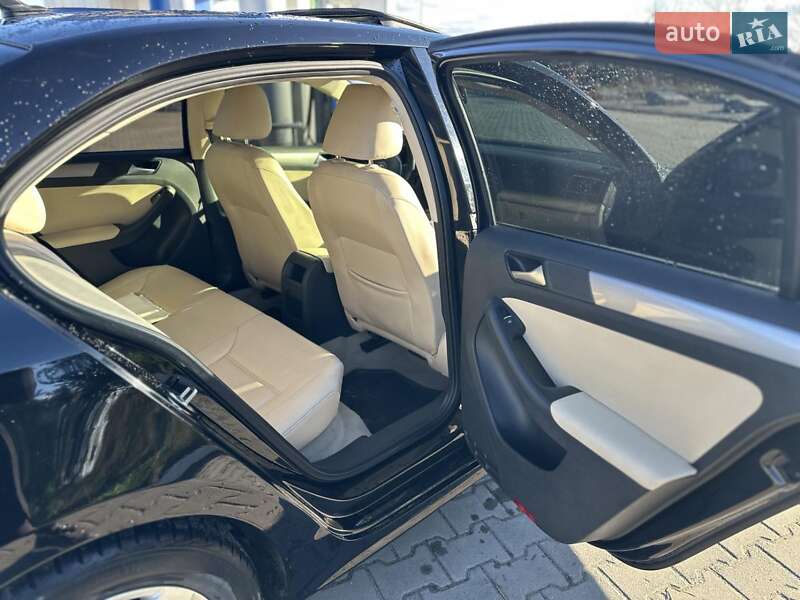 Седан Volkswagen Jetta 2016 в Жовкве