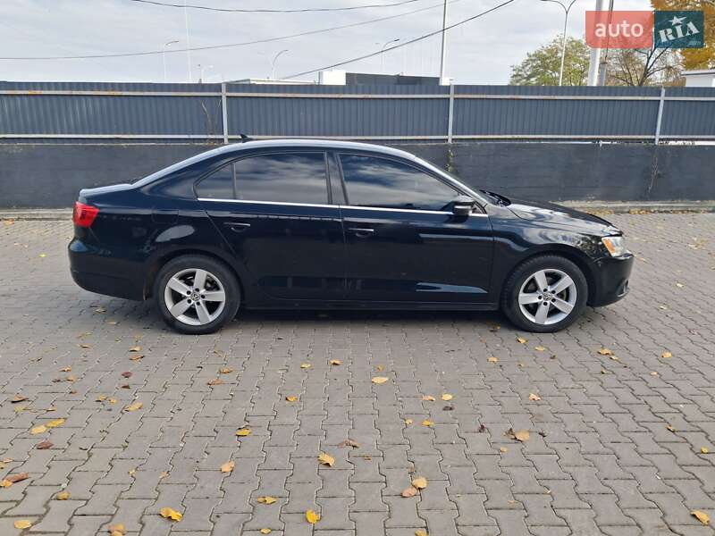 Седан Volkswagen Jetta 2013 в Львові