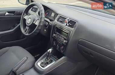 Седан Volkswagen Jetta 2011 в 