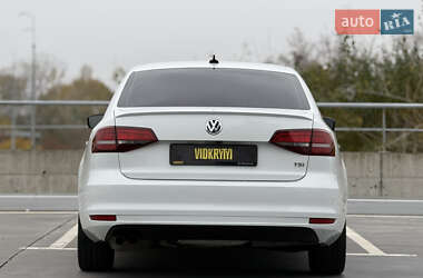 Седан Volkswagen Jetta 2015 в  фото 17 Седан Volkswagen Jetta 2015 в