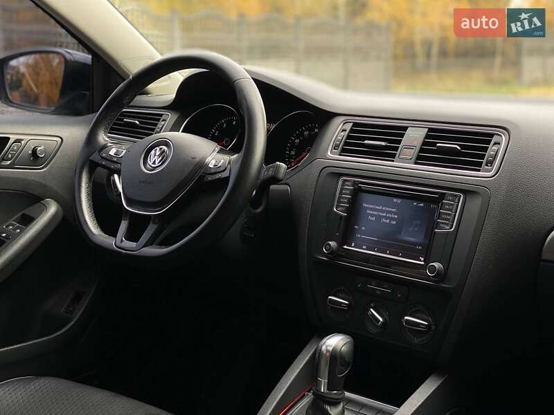 Седан Volkswagen Jetta 2016 в Днепре
