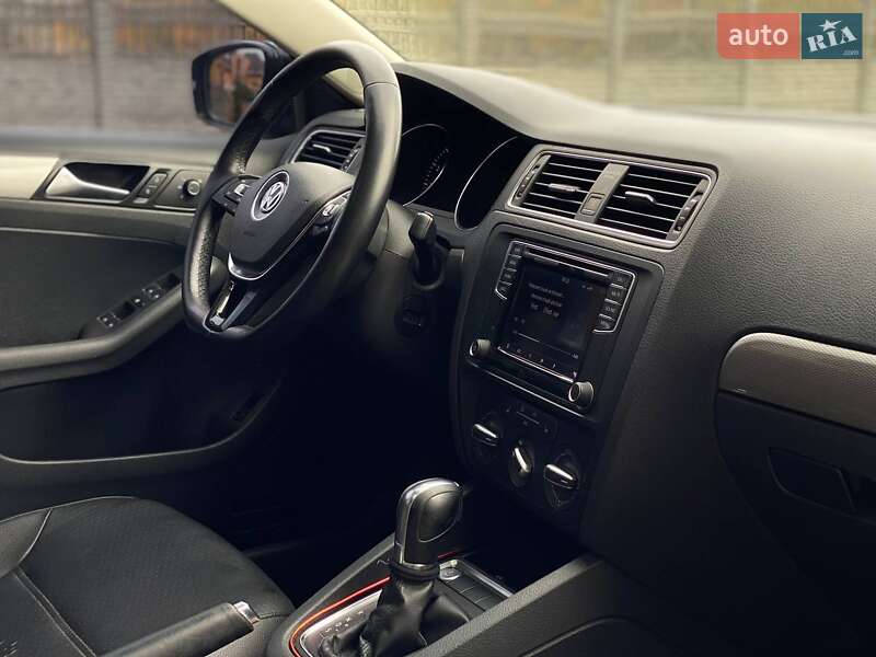 Седан Volkswagen Jetta 2016 в Днепре