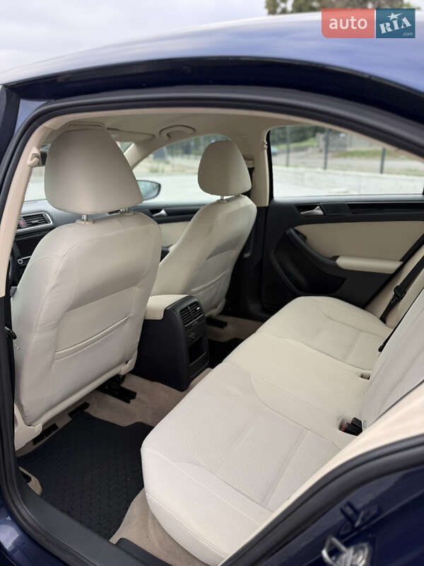 Седан Volkswagen Jetta 2011 в Калуше