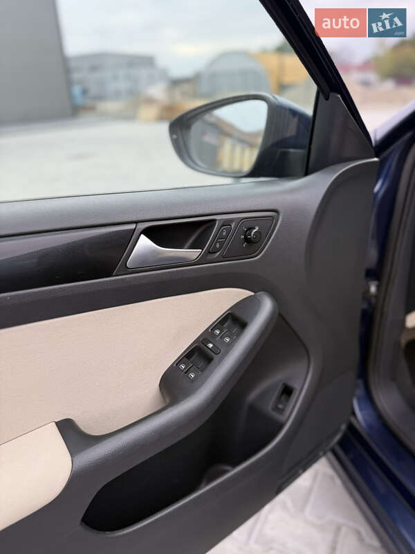 Седан Volkswagen Jetta 2011 в Калуше