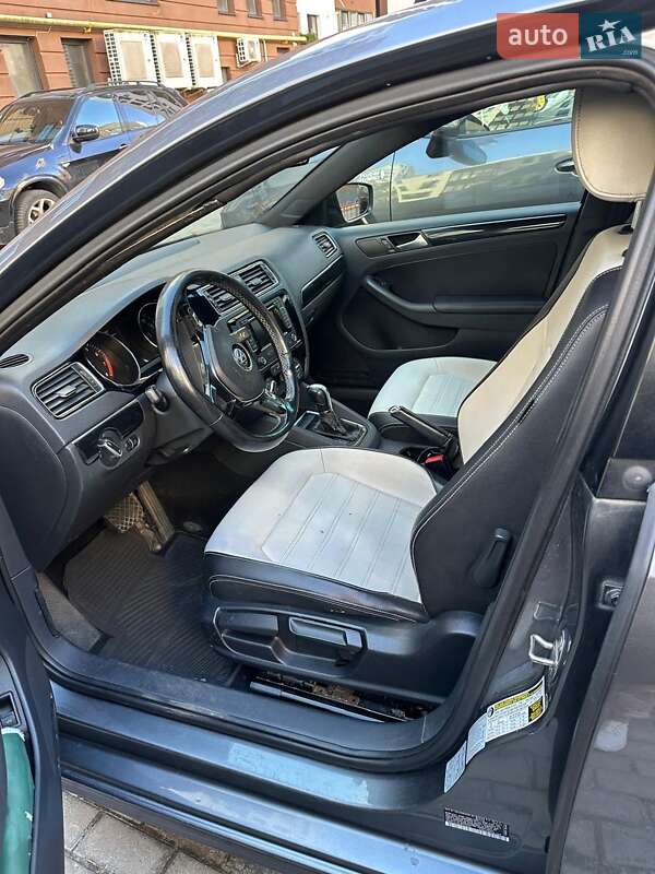 Седан Volkswagen Jetta 2015 в Львове