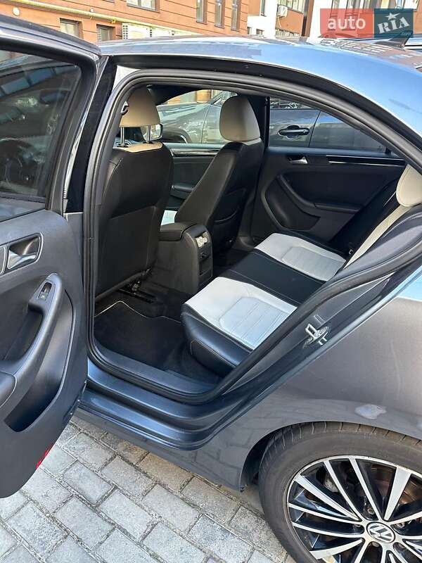 Седан Volkswagen Jetta 2015 в Львове