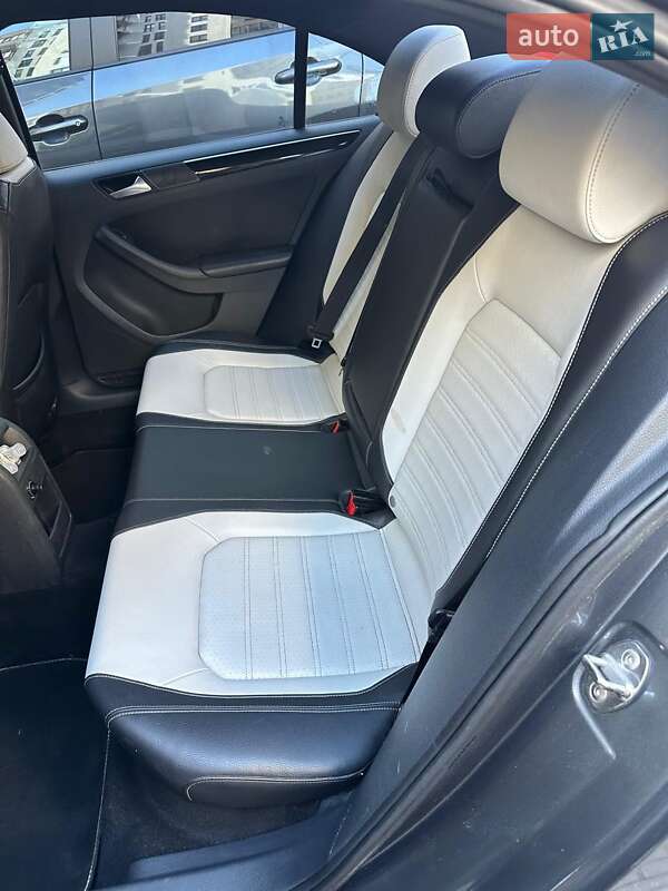Седан Volkswagen Jetta 2015 в Львове