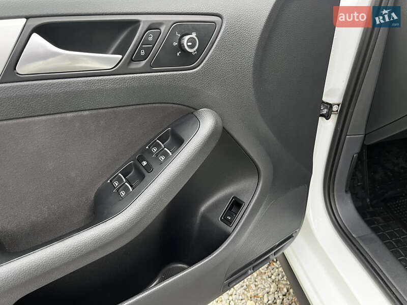 Седан Volkswagen Jetta 2013 в Умані