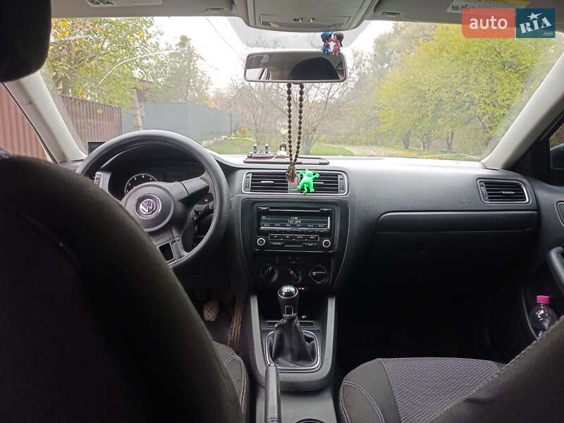 Седан Volkswagen Jetta 2012 в Ромнах