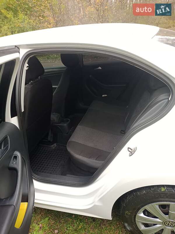 Седан Volkswagen Jetta 2012 в Ромнах