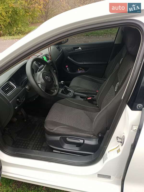 Седан Volkswagen Jetta 2012 в Ромнах