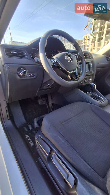 Седан Volkswagen Jetta 2016 в Ужгороде