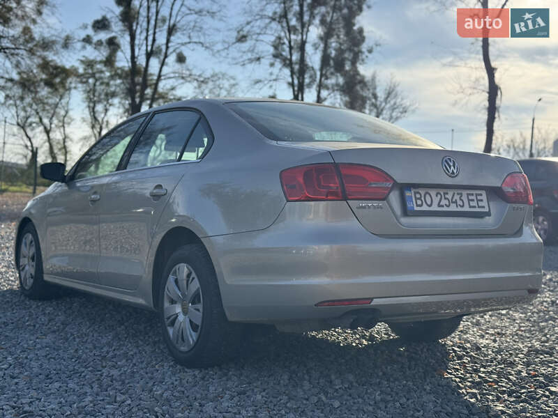 Седан Volkswagen Jetta 2012 в Хмельницком