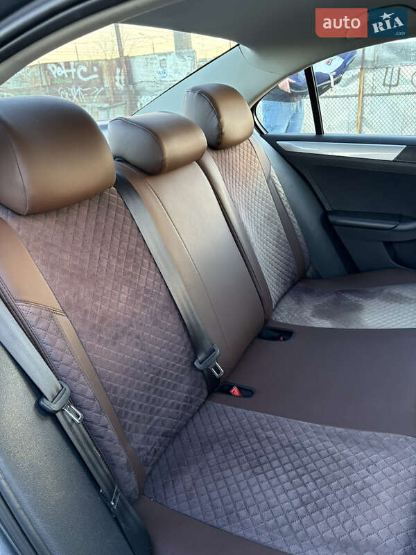 Седан Volkswagen Jetta 2015 в Києві