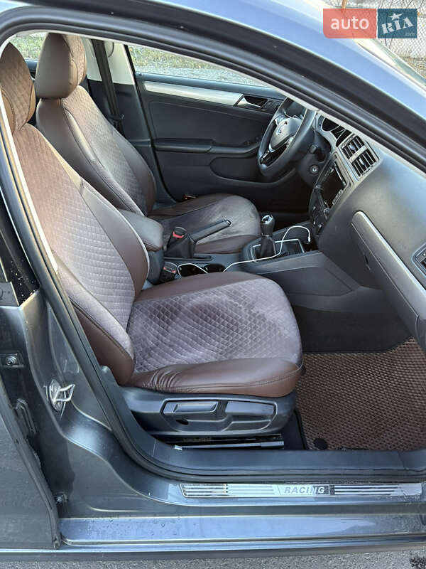 Седан Volkswagen Jetta 2015 в Києві