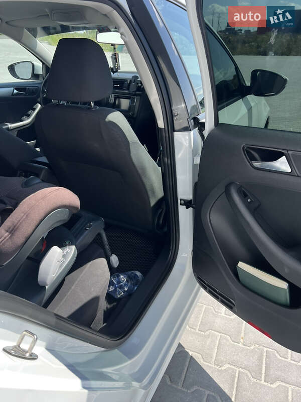 Седан Volkswagen Jetta 2016 в Львове