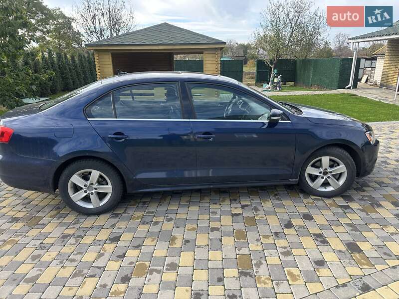 Седан Volkswagen Jetta 2013 в Чорнобаї