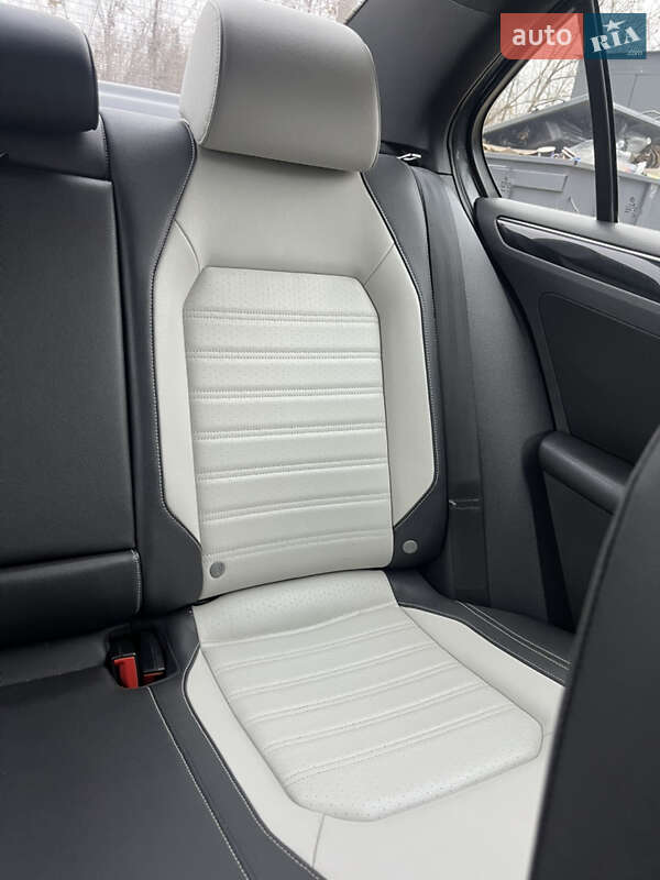 Седан Volkswagen Jetta 2015 в Харкові